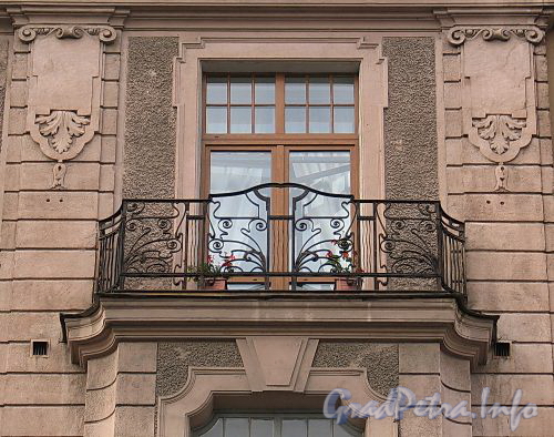Кронверкский пр., д. 61. Решетка балкона. Фото октябрь 2010 г.