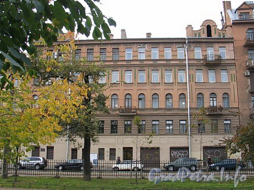 Кронверкский пр., д. 69. Фасад здания. Фото октябрь 2010 г.