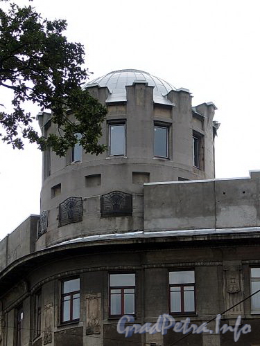 Кронверкский пр., д. 77 / ул. Блохина, д. 2. Угловая башня. Фото октябрь 2010 г.