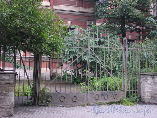 Ворота ограды здания. 2007 г.