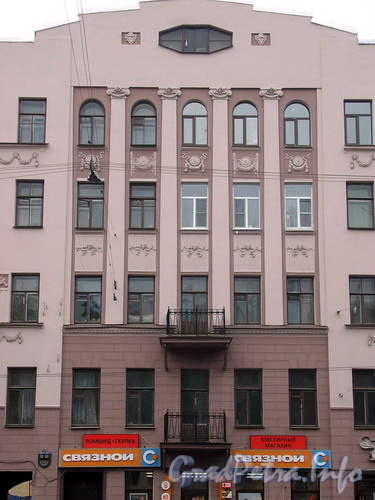 Лиговский пр. д. 121, фрагмент фасада здания после реставрации. Фото 2007 г.