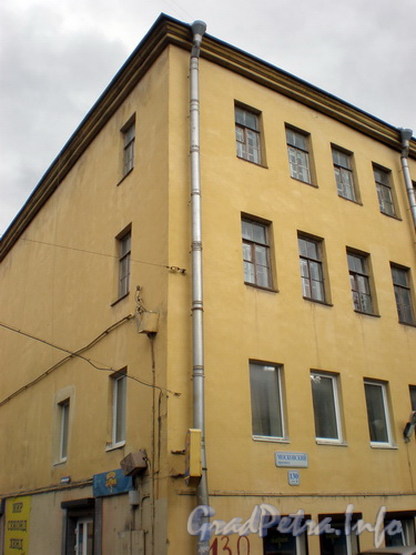 Московский пр., д. 130, лит. Ж. Фрагмент фасада здания. Фото 2008 г.