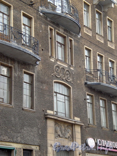 Загородный пр., д. 45, фрагмент фасада здания. Фото 2008 г.