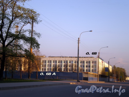 Малоохтинский пр., д. 68 (НПО «Буревестник») и строительная площадка на месте дома 68 А. Фото 2008 г.