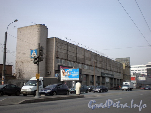 Пр. Медиков, д. 6, фрагмент фасада здания. Фото 2008 г.