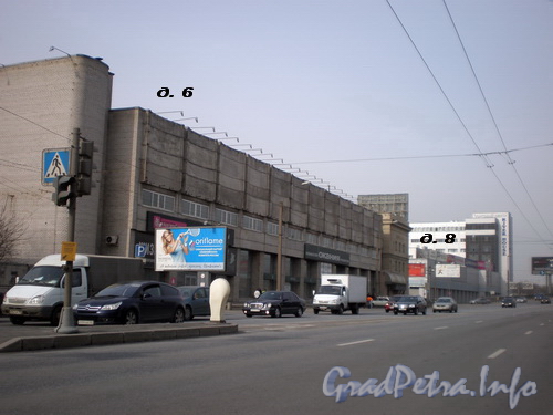 Пр. Медиков, д.д. 6-8, фрагмент фасада здания. Фото апрель 2008 г.