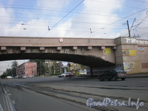 Дальневосточный пр., путепровод железной дороги от Ладожского вокзала. Фото 2008 г.
