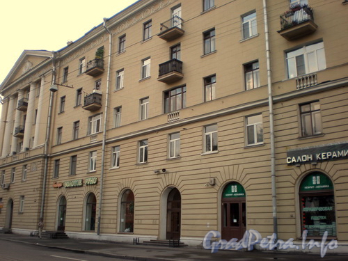 Пр. Обуховской Обороны, д. 17, фрагмент фасада здания. Фото 2008 г.