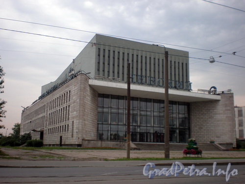 Пр. Обуховской Обороны, д. 32, здание ДК «Невский». Фото 2008 г.