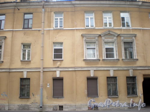 Смольный пр., д. 9, фрагмент фасада здания. Фото 2008 г.