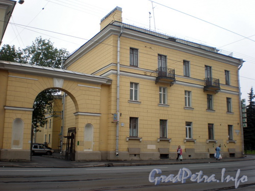 Среднеохтинский пр., д. 9, общий вид здания. Фото 2008 г.