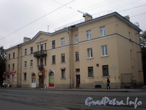 Среднеохтинский пр., д. 13, общий вид здания. Фото 2008 г.