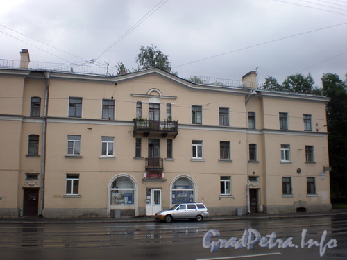 Среднеохтинский пр., д. 17, общий вид здания. Фото 2008 г.