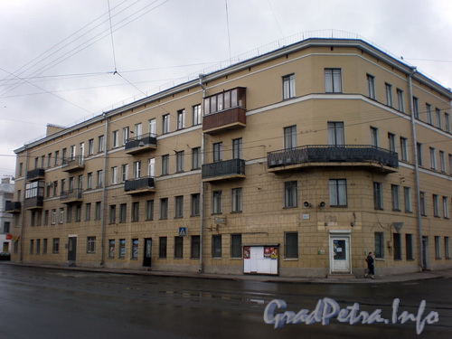 Среднеохтинский пр., д. 28, фрагмент фасада здания. Фото 2008 г.
