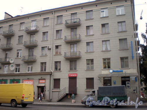 Среднеохтинский пр., д. 51, фрагмент фасада здания. Фото 2008 г.