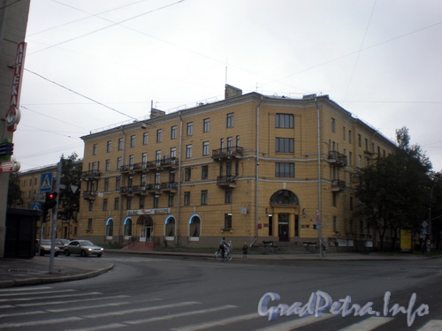 Среднеохтинский пр., д. 52, общий вид здания. Фото 2008 г.