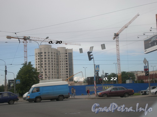 Пр. Шаумяна, д. 20 и 22 (строительство на месте кинотеатра «Охта» культурного центра для «Театра-Буфф»), общий вид зданий. Фото 2008 г.