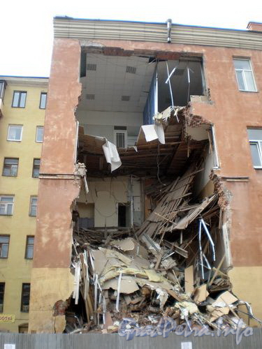 Обрушение стены дома со стороны двора. Фото 18 августа 2008 года