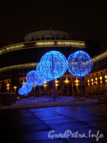 Новогоднее оформление перед Московския райсоветом. Декабрь 2008 г.