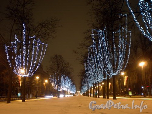 Новогоднее оформление Московского проспекта в районе Новодевичьего монастыря.