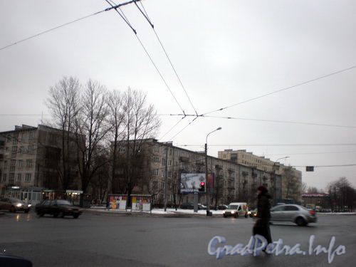 Бассейная ул., д. 63 (в центре). Вид от перекрестка пр. Юрия Гагарина и Бассейной улицы. Фото 2009 г.