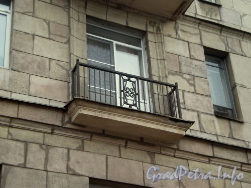 Московский пр., д. 164. Решетка балкона здания. Февраль 2009 г.