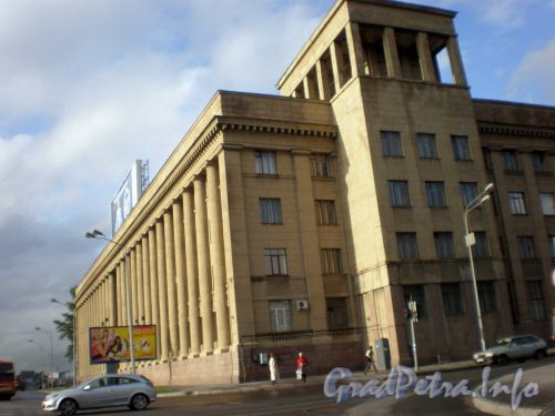 Малоохтинский проспект, д. 80. Общий вид здания с набережной. Август 2008 г.