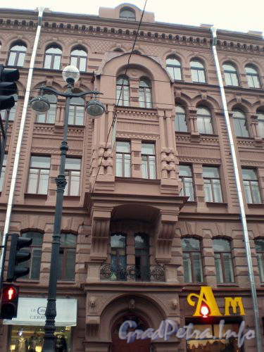 Невский проспект, д. 129. Фрагмент фасада здания. Октябрь 2008 г.