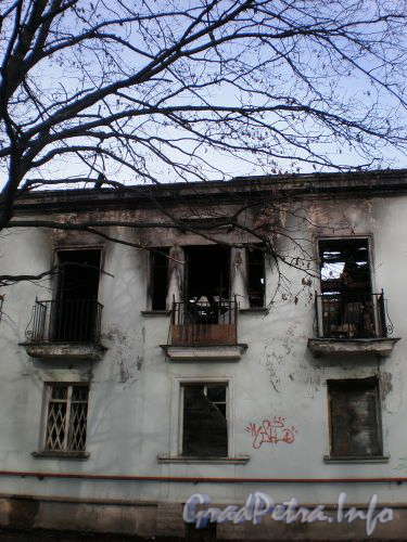 Ярославский пр., д. 27. Фрагмент фасада здания после пожара. Апрель 2009 г.