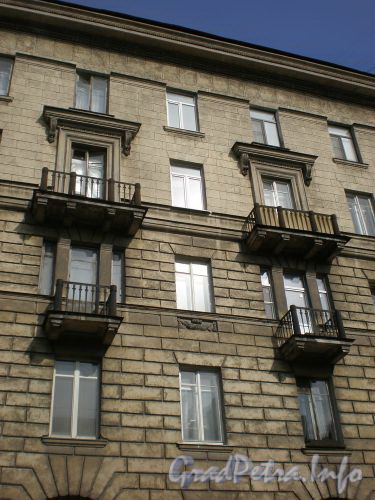 Полюстровский пр., д. 49. Фрагмент фасада здания. Апрель 2009 г.
