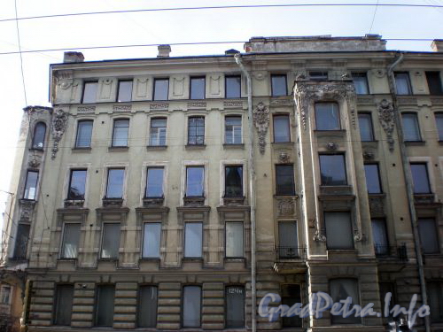 Суворовский пр., д. 34. Фрагмент фасада здания. Апрель 2009 г.