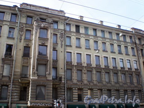 Суворовский пр., д. 34. Фрагмент фасада здания. Апрель 2009 г.
