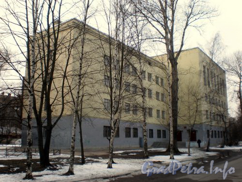 Ярославский пр., д. 20. Центр образования №100. Апрель 2009 г.
