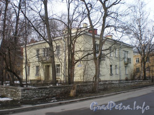 Ярославский пр., д. 37. Общий вид здания. Апрель 2009 г.