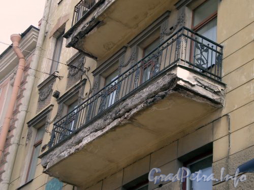 Суворовский пр., д. 51/Заячий пер., д. 2. Балкон здания. Апрель 2009 г.