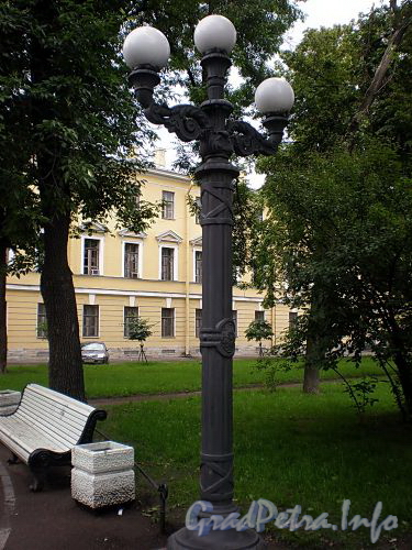 Лермонтовский пр., д. 54. Фонарь у здания бывшего Николаевского кавалерийского училища. Фото июль 2009 г.