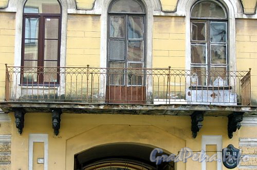 Рижский пр., д. 12 (левая часть). Бывший доходный дом. Балкон. Фото июль 2009 г.
