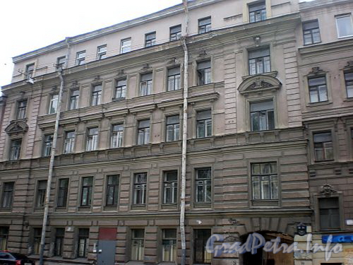 Рижский пр., д. 34. Бывший доходный дом. Фрагмент фасада здания. Фото июль 2009 г.