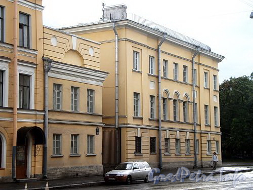 Пр. Римского-Корсакова, д. 16. Фасад здания по проспекту. Фото август 2009 г.
