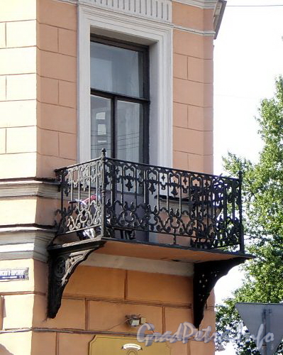 Пр. Римского-Корсакова, д. 27 / наб. канала Грибоедова, д. 117. Угловой балкон. Фото август 2009 г.