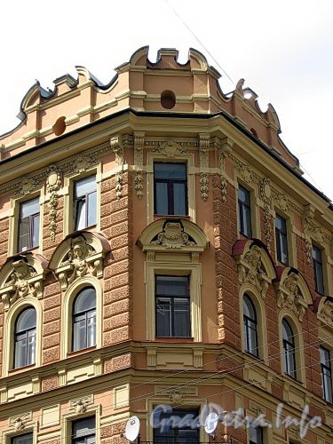Пр. Римского-Корсакова, д. 65 / Мастерская ул., д. 11. Фрагмент фасада здания. Фото август 2009 г.