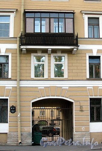 Пр. Римского-Корсакова, д. 79-81 / Дровяной пер., д. 9. Балкон и ворота. Фото август 2009 г.