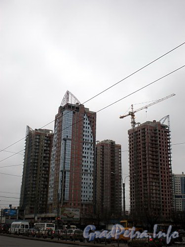 Пр. Космонавтов, д. 37. Жилой комплекс «Доминанта-2». Строительство башен. Вид с улицы Типанова. Фото март 2009 г.