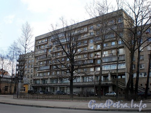 Большеохтинский пр., д. 1, корп. 1. Фрагмент фасада жилого дома. Фото апрель 2009 г.