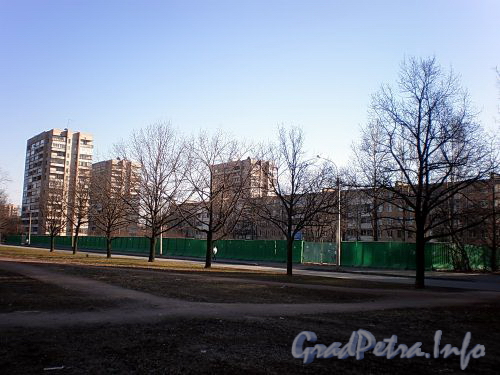 Площадка под строительство ресторана у дома 38 по проспекту Космонавтов. Фото апрель 2009 г.
