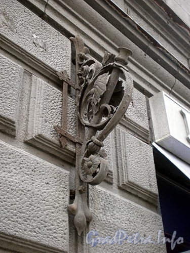 Лермонтовский пр., д. 7. Флагшток на фасаде здания. Фото август 2009 г.