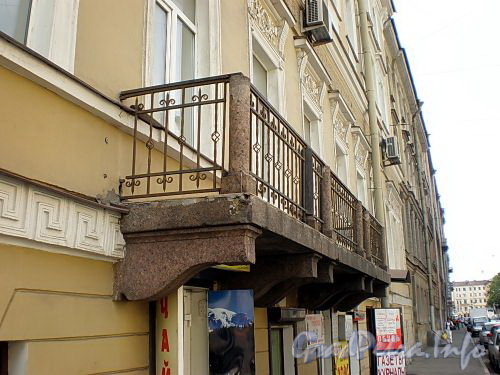 Лермонтовский пр., д. 9 (правая часть). Бывший доходный дом. Балкон. Фото август 2009 г.