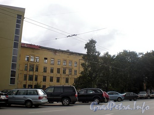 Пр. Медиков, д. 3. Производственное здание завода «Полиграфмаш». Фрагмент фасада здания. Фото сентябрь 2008 г.