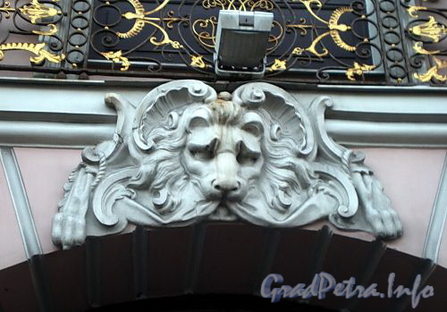 Невский пр., д. 17. Маскарон над воротами Строгановского дворца. Фото октябрь 2009 г.