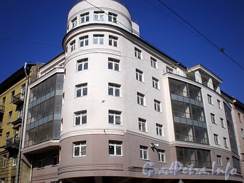 Среднеохтинский пр., д. 4, лит. А. Фрагмент фасада здания. Фото апрель 2009 г.